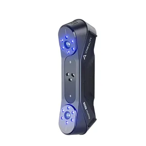 Escáner 3D Creality CR-Scan Raptor Pro sobre superficie de trabajo con modelo digitalizado en pantalla